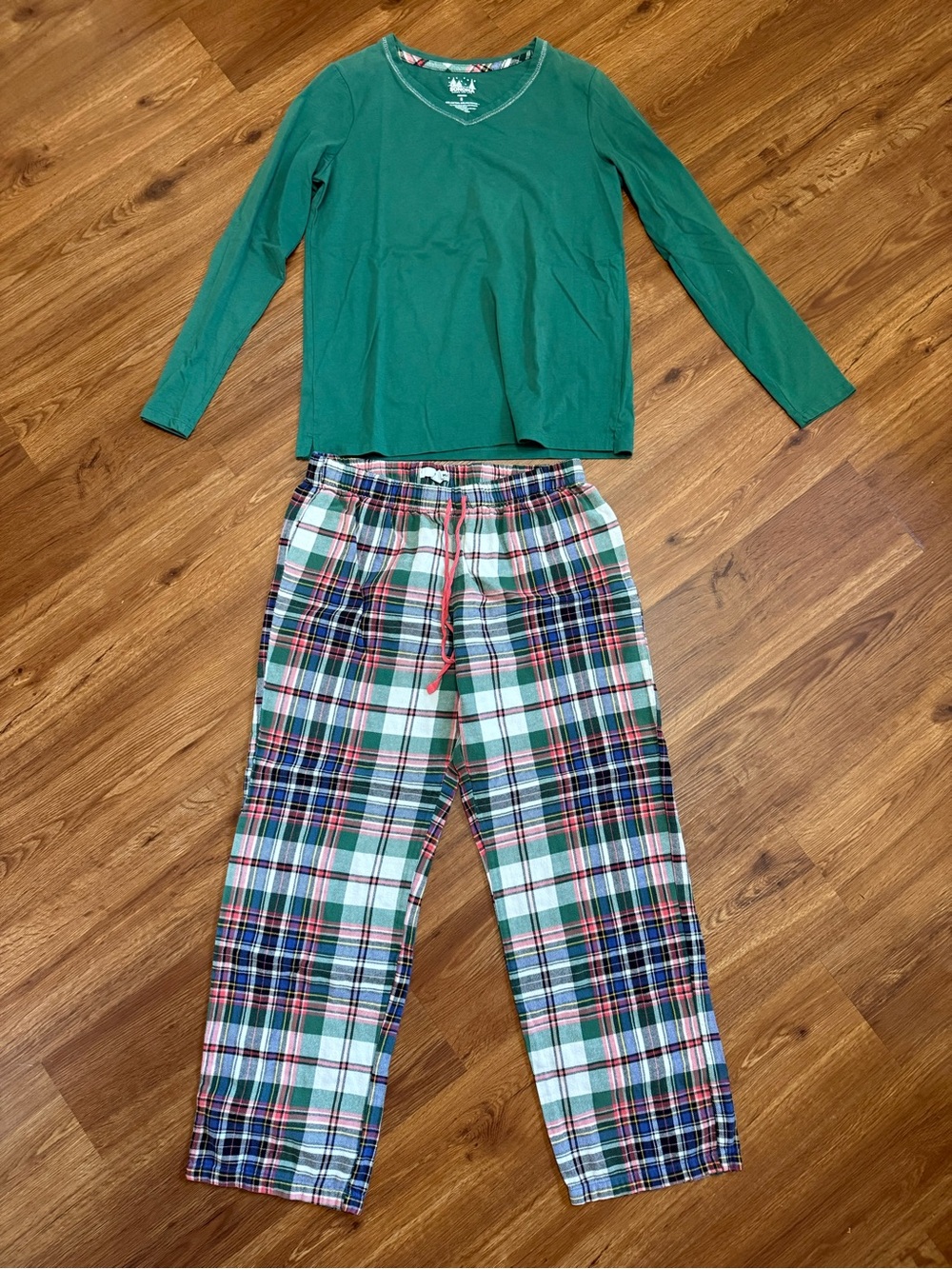 Green Long-Sleeve Pajama Top with Plaid Lounge Pants